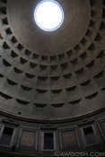 Open skylight in coffered ceiling of the Pantheon